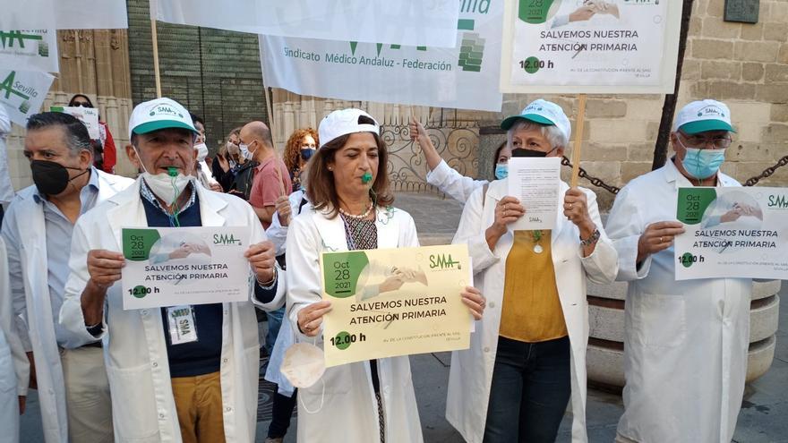 Médicos de toda Andalucía se concentran en Sevilla contra el desmantelamiento de la atención primaria