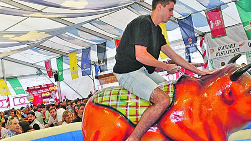 Un joven montado en un toro mecánico durante la última edición del Oktoberfest de Gijón.