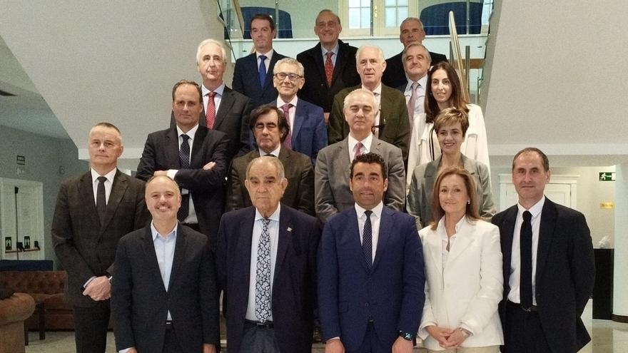 De izquierda a derecha, en primera fila, Jorge Cebreiros, David Regades, José García Costas, Luis López, Luisa Sánchez y Javier Arnau en la sede del Círculo de Empresarios de Galicia (Vigo).