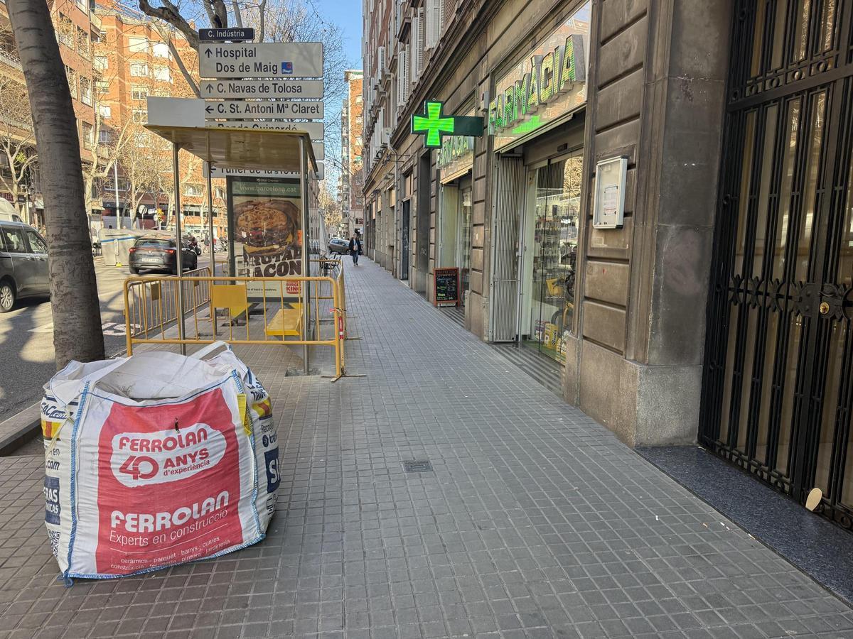 Marquesina de autobús frente a la farmacia Chacón en la calle Indústria