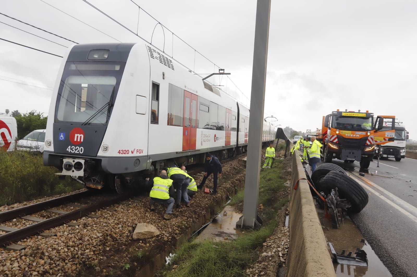 Sin línea de metro y la A-7 cortada tras el choque de un camión con un muro en l'Alcúdia