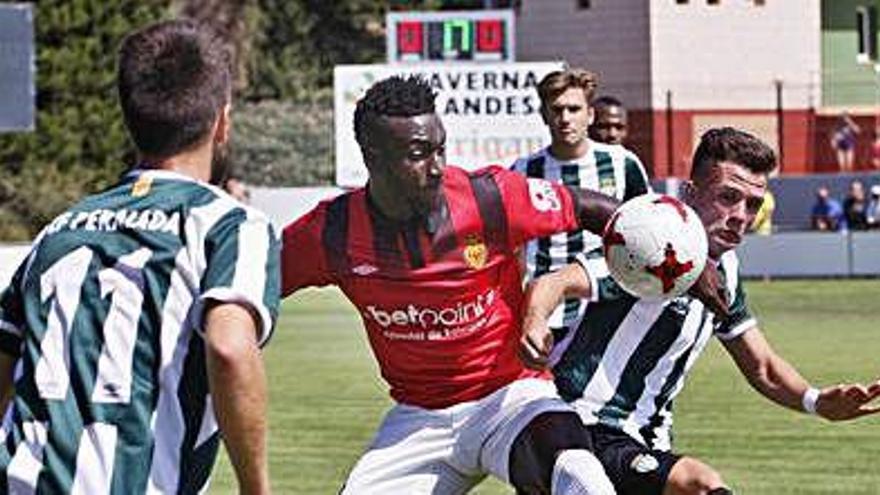 Una acció del partit entre el Peralada i el Mallorca.