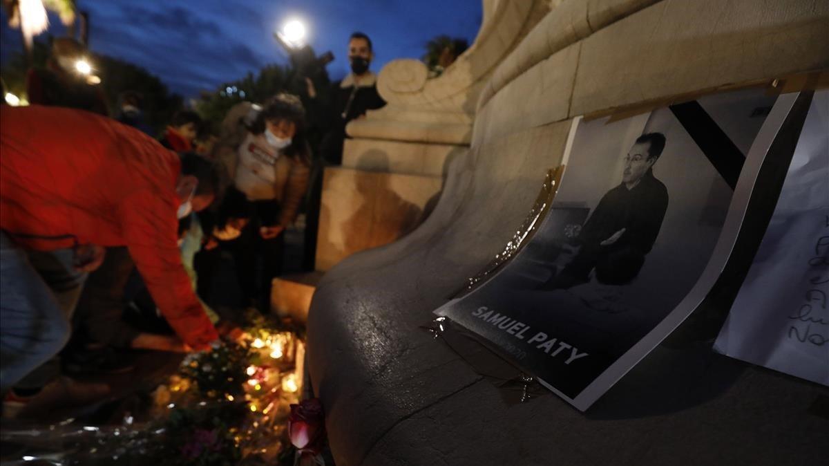 zentauroepp55522891 nice  france   21 10 2020   people light candles during a na201023163745