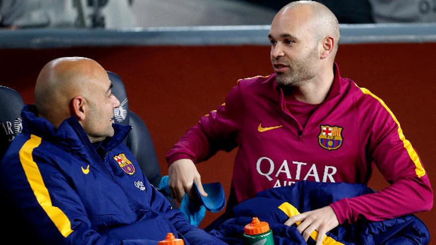 Andrés Iniesta, en el banquillo el pasado fin de semana contra el Sevilla.