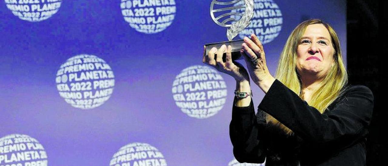 Luz Gabás en el momento de
recoger, anoche, el premio
Planeta. efe/ Toni Albir