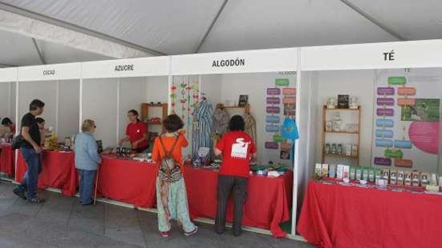 Alguno de los puestos de la feria en la Alameda.  // Jesús Regal