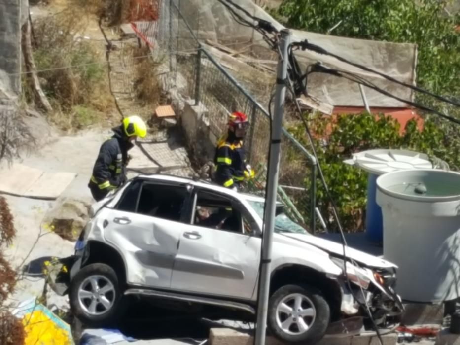 Un coche cae por un desnivel en Gáldar