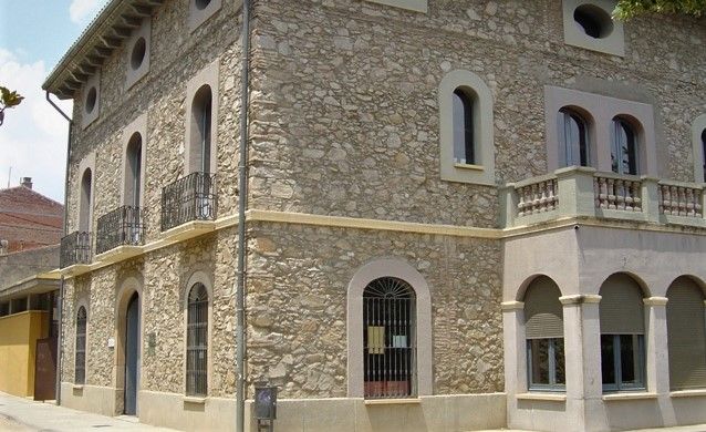 Fachada de la Biblioteca Can Mulà de Mollet del Vallès.