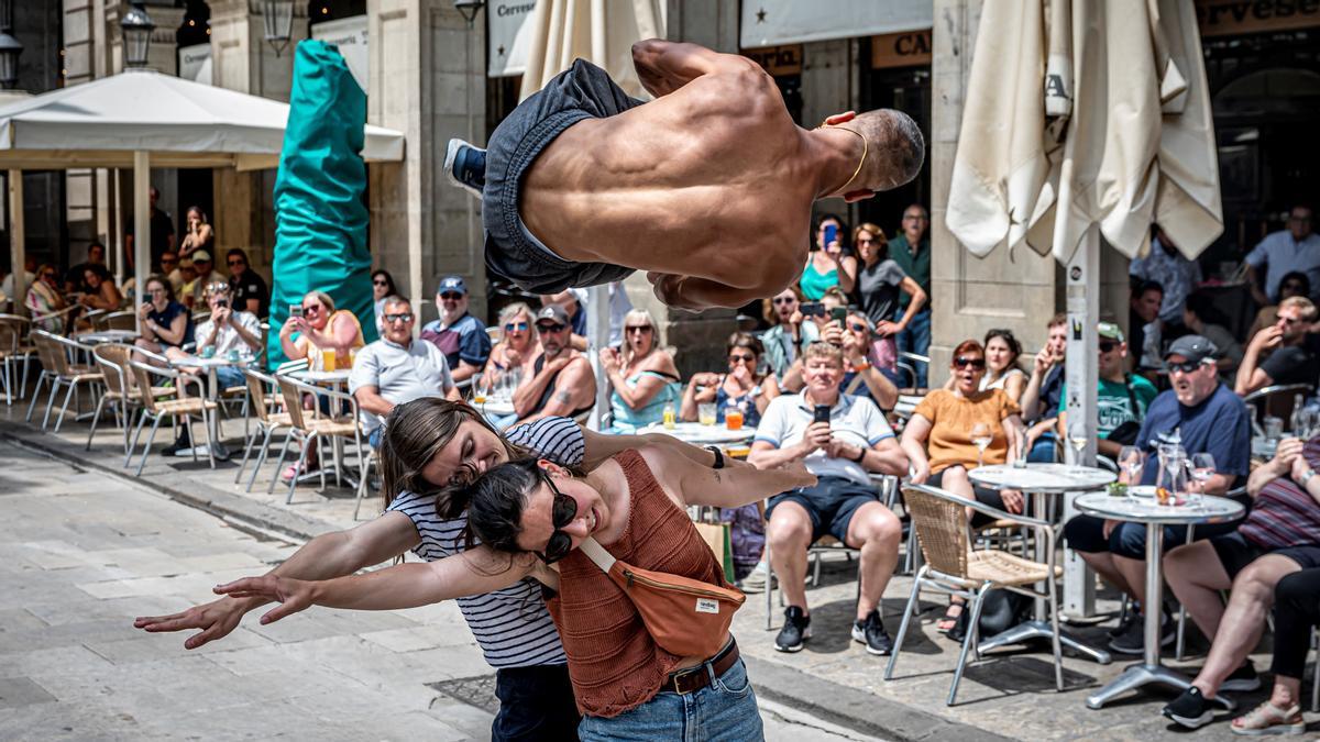 Simõ, en pleno salto final en la plaza Reial.