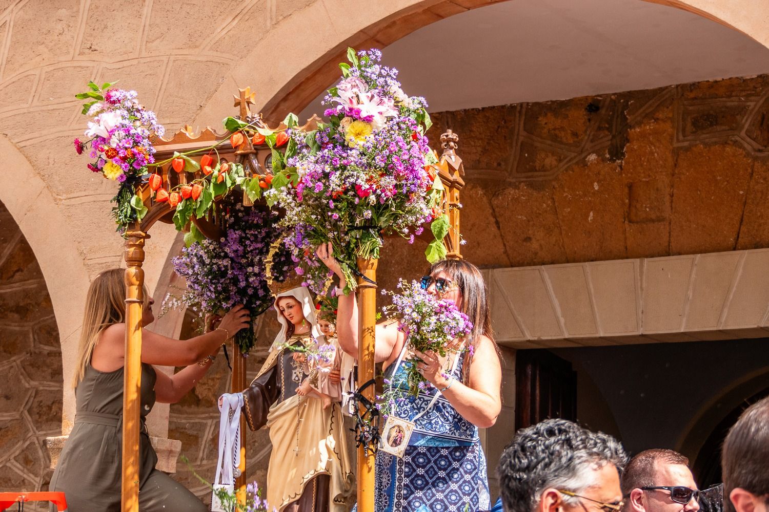 Tábara festeja la Virgen del Camrne más femenina