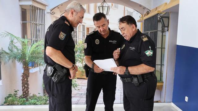 Agentes de la Policía Local estudian el informe sobre las infracciones en materia de limpieza en Marbella. | L.O.