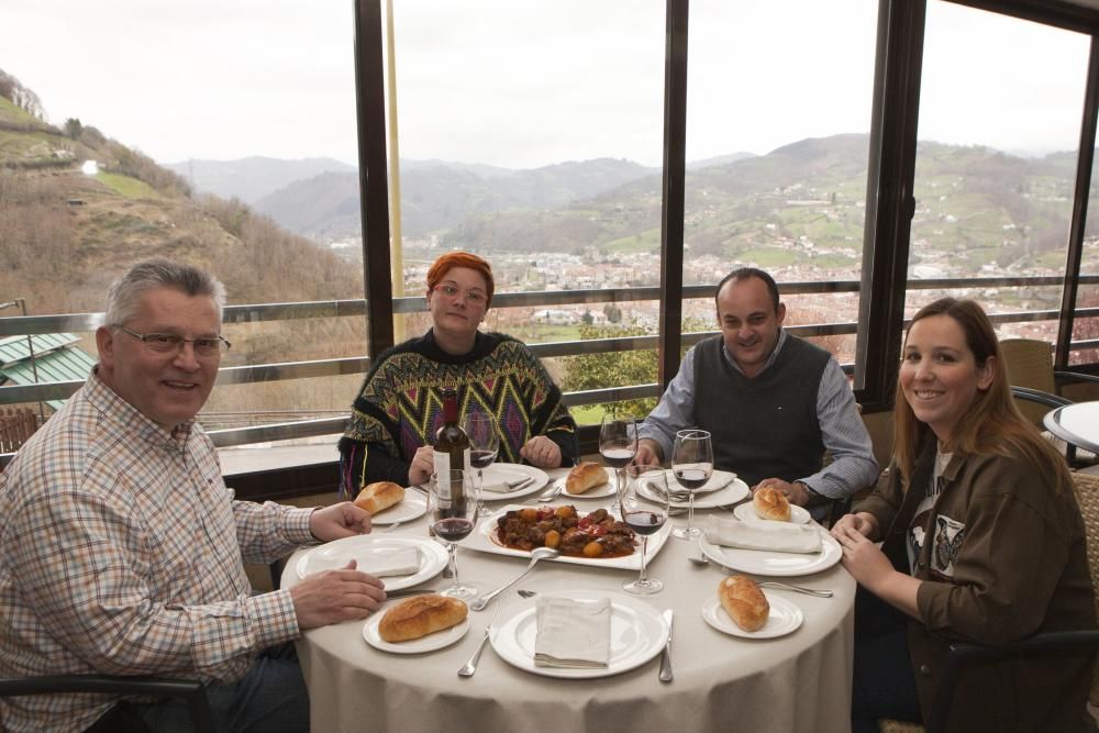 Hosteleros comiendo cabritu con patatinos en el Restaurante Canzana, en Laviana