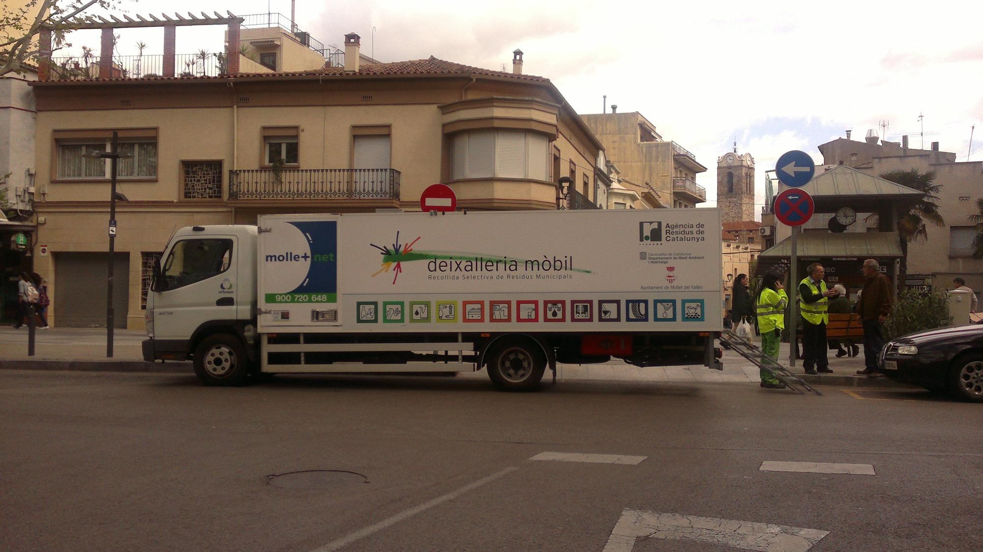 El punto limpio móvil de Mollet del Vallès, en una calle del municipio.