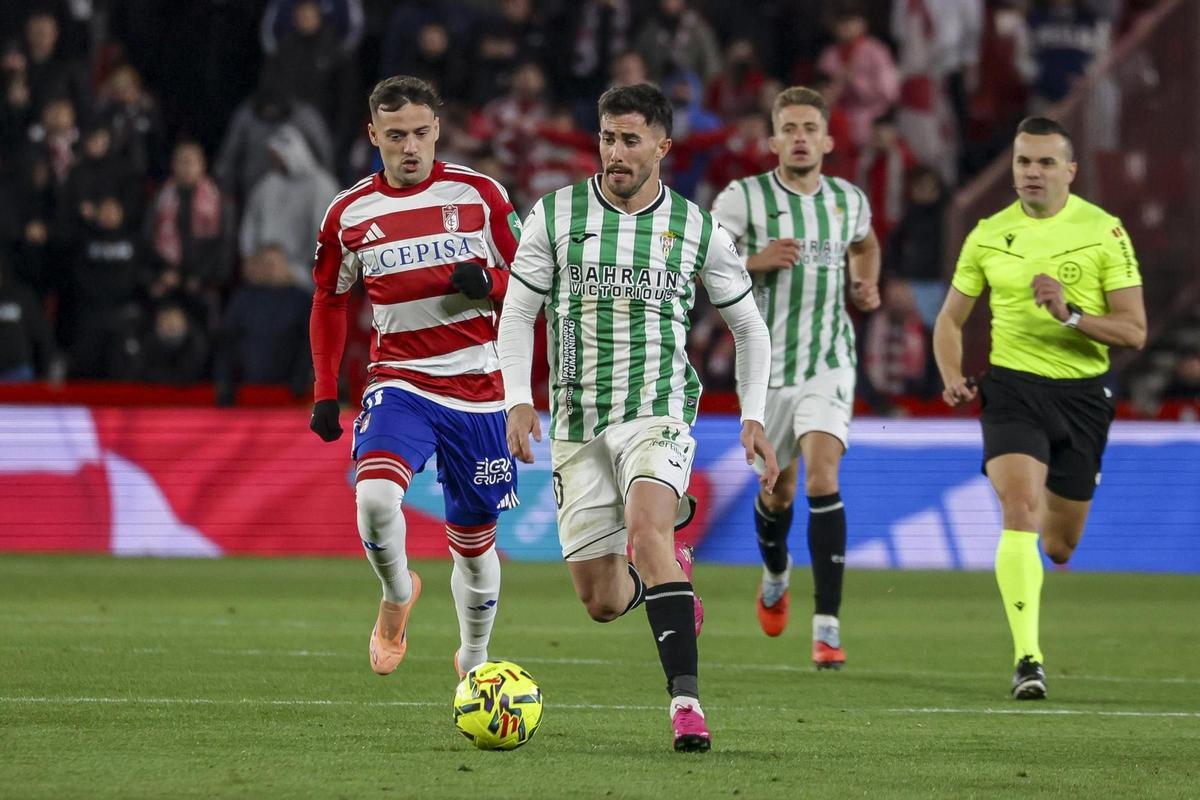 Pérez Hernández, a la derecha de la imange, durante un lance del pasado Granada-Córdoba CF.