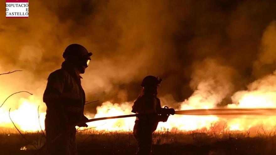 Un fuego amenaza el Prat en Torreblanca en una zona de muy difícil acceso