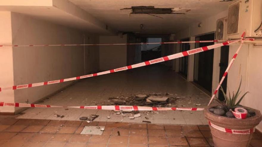 Cae parte del techo del sótano de un centro comercial de Puerto del Carmen