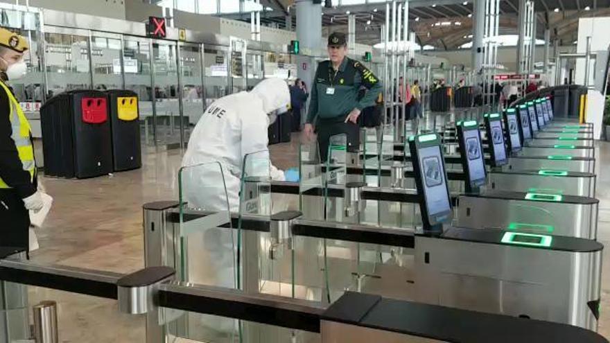 La UME desinfecta el aeropuerto de Alicante-Elche