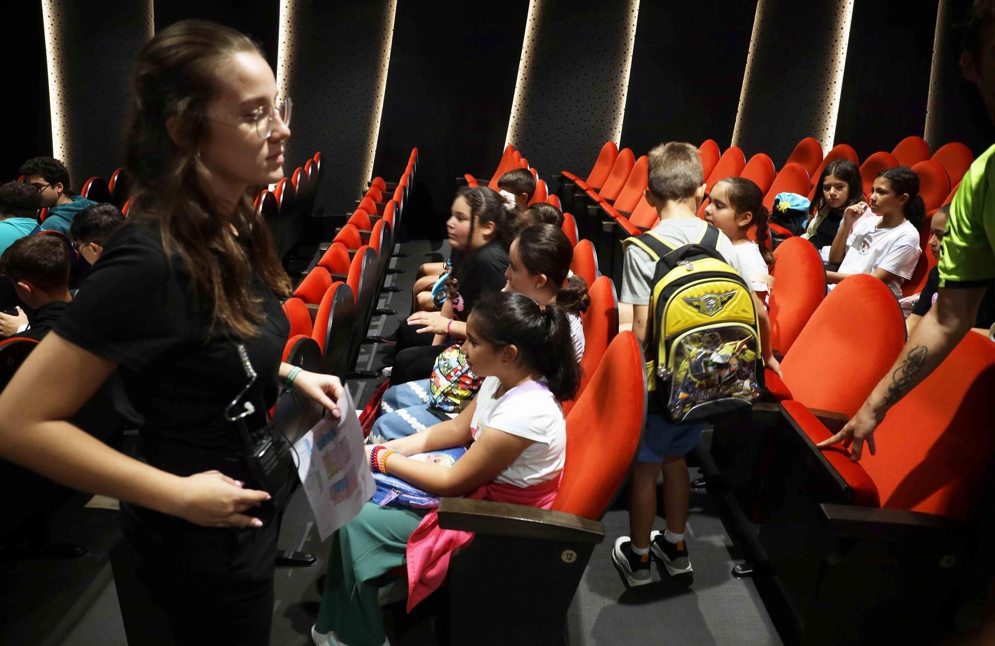 Escolares asisten en el Teatro del Soho a la obra 'Cris, la pequeña valiente'