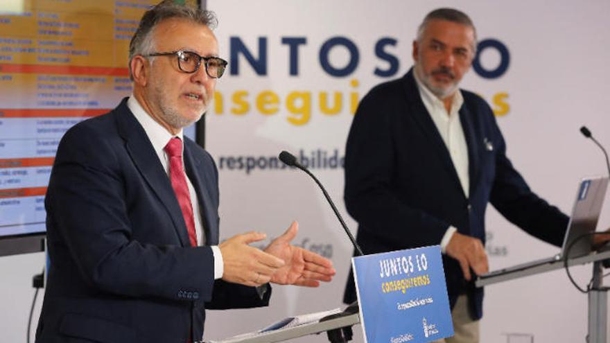 Ángel Víctor Torres, presidente canario, junto a Lluís Serra Majem, portavoz del comité de expertos.