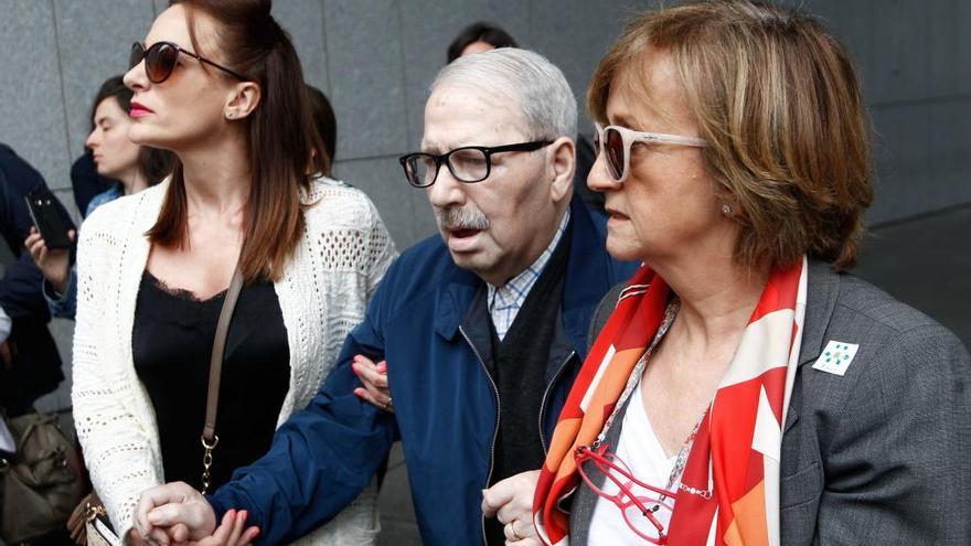 José Ángel Fernández Villa, flanqueado por su hija y su procuradora, en su última comparecencia ante el juez.