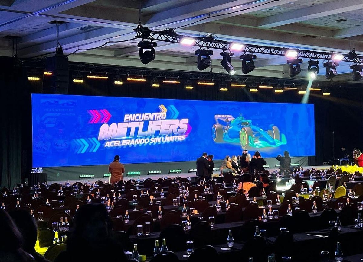 Una pantalla LED en una conferencia