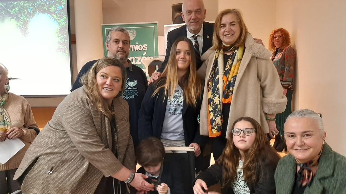 Por la izquierda, Ana Piera, Celestino Gómez, Emilio Álvarez, Amaia Gómez y la edil Montse Alonso. Delante, Javi Gómez, Ana Gómez y Eva María Pérez