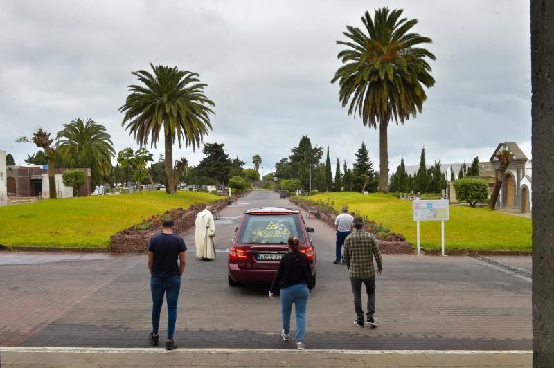 09-04-2020 LAS PALMAS DE GRAN CANARIA. Entierro en San Lázaro. Sólo tres familiares puedes asistir. Fotógrafo: Andrés Cruz  | 09/04/2020 | Fotógrafo: Andrés Cruz