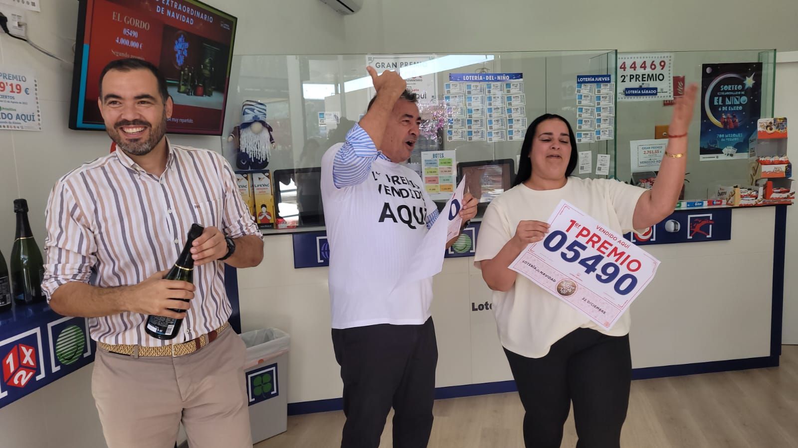 Alegría en el Centro Comercial Alisios, donde han repartido el Gordo de la Lotería de Navidad.