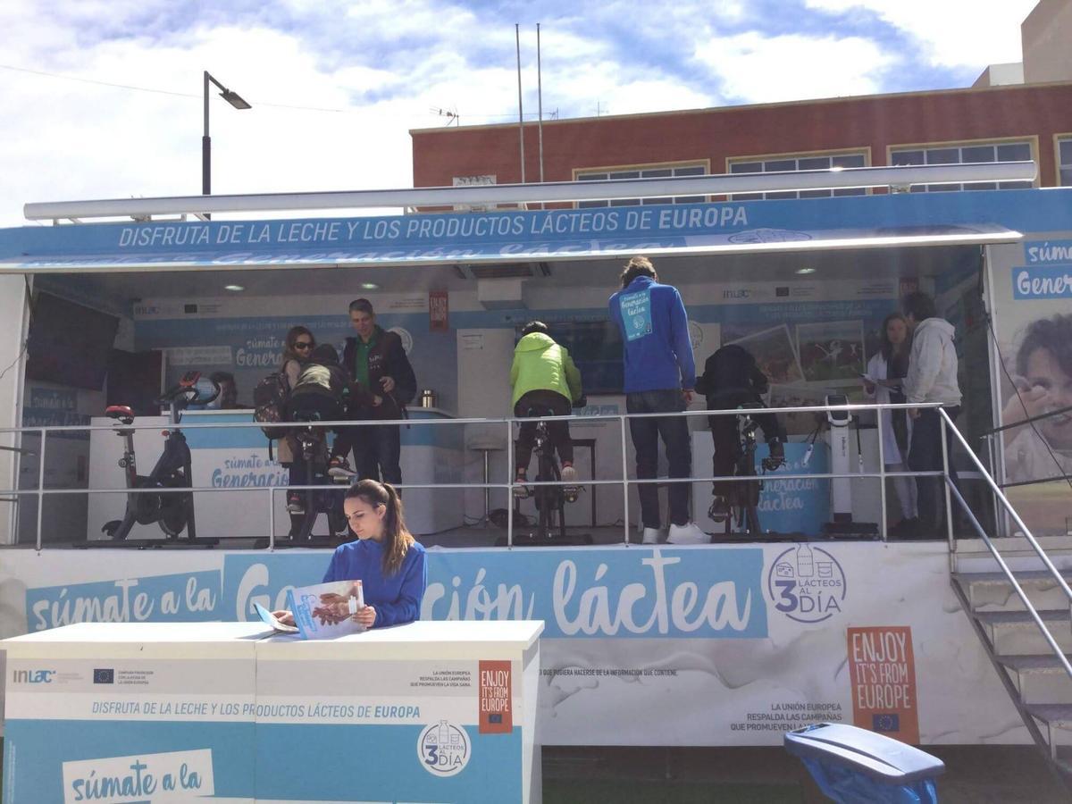 El roadshow de los lácteos, impuksado por la Organización Interprofesional Láctea (InLac) con el apoyo de la UE, durante su recorrido por España.. FBMD0a000a49020000ca9a0000441401004e2c0100214901003c770100c33602001f5b02007d7c0200139f0200e6180400