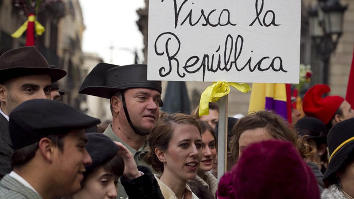 Actores del documental '14 d'abril. Macià contra Companys', enla plaza de Sant Jaume.