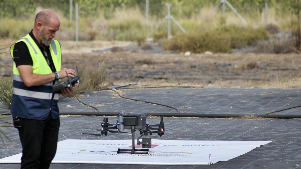 Un técnico utiliza el equipo  para echar a volar un dron.