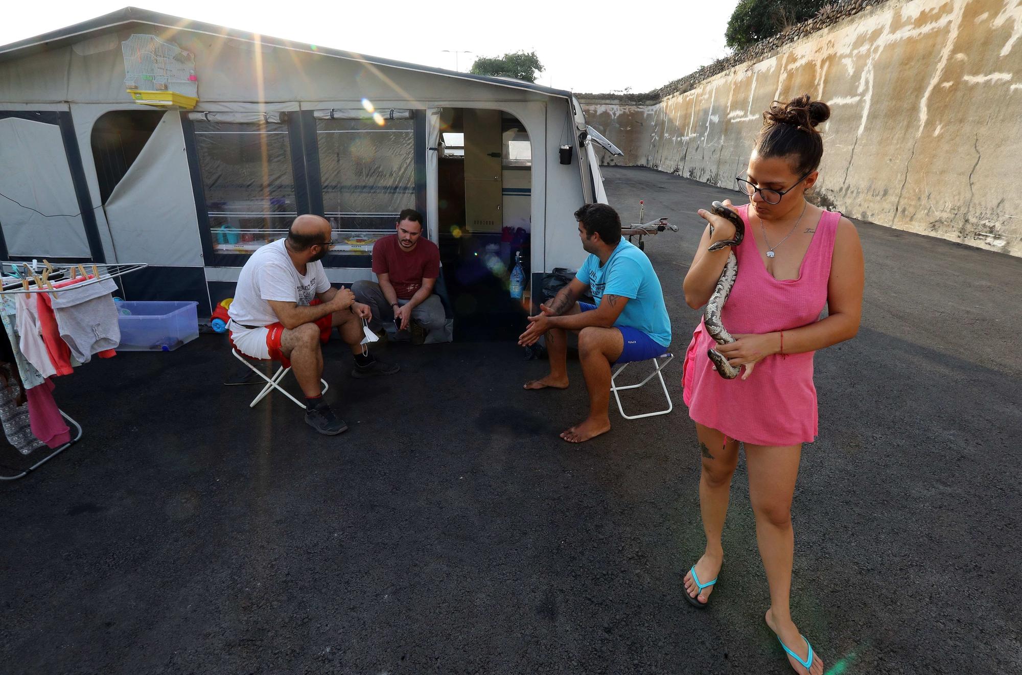La vida en una caravana 46 días después de la erupción en La Palma