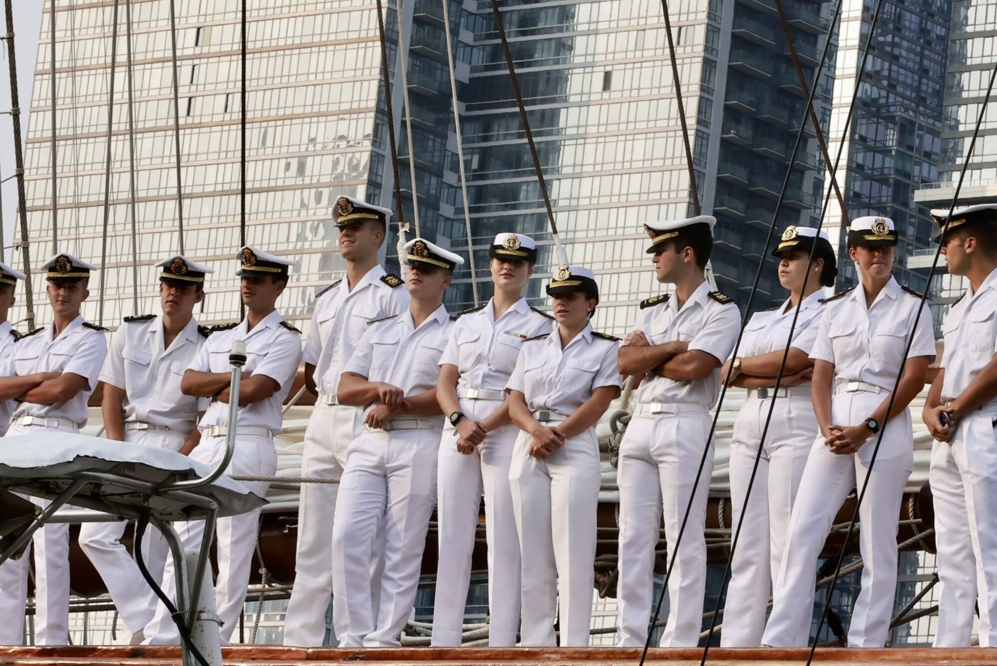NUEVA YORK, 04/06/2025.- La princesa Leonor de Borbón (c) saluda junto a sus compañeros durante la escala del Buque-Escuela de la Armada Juan Sebastian Elcano en Nueva York, este miércoles. EFE/Casa Real/Francisco Gómez CRÉDITO OBLIGATORIO SOLO USO PERMITIDO PARA ILUSTRAR LA NOTICIA QUE APARECE EN EL PIE DE FOTO SÓLO USO EDITORIAL. CRÉDITO OBLIGATORIO