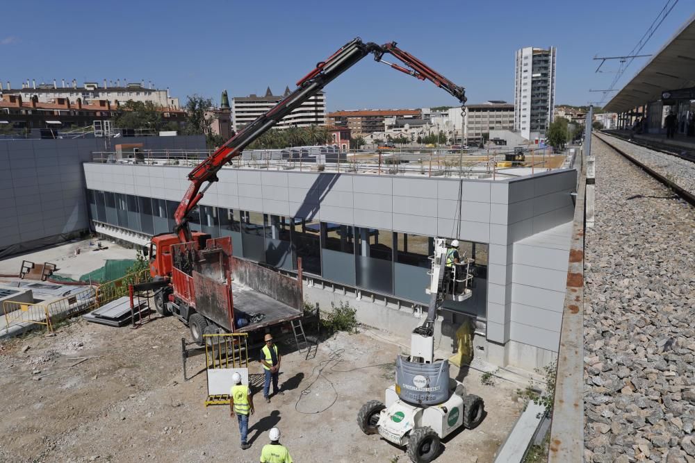 Retiren l''estructura del finger que uneix l''estació del TAV amb la ciutat.