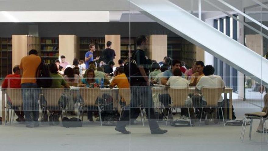 Alumnos en una biblioteca de la Universidad de Málaga en el campus de Teatinos.