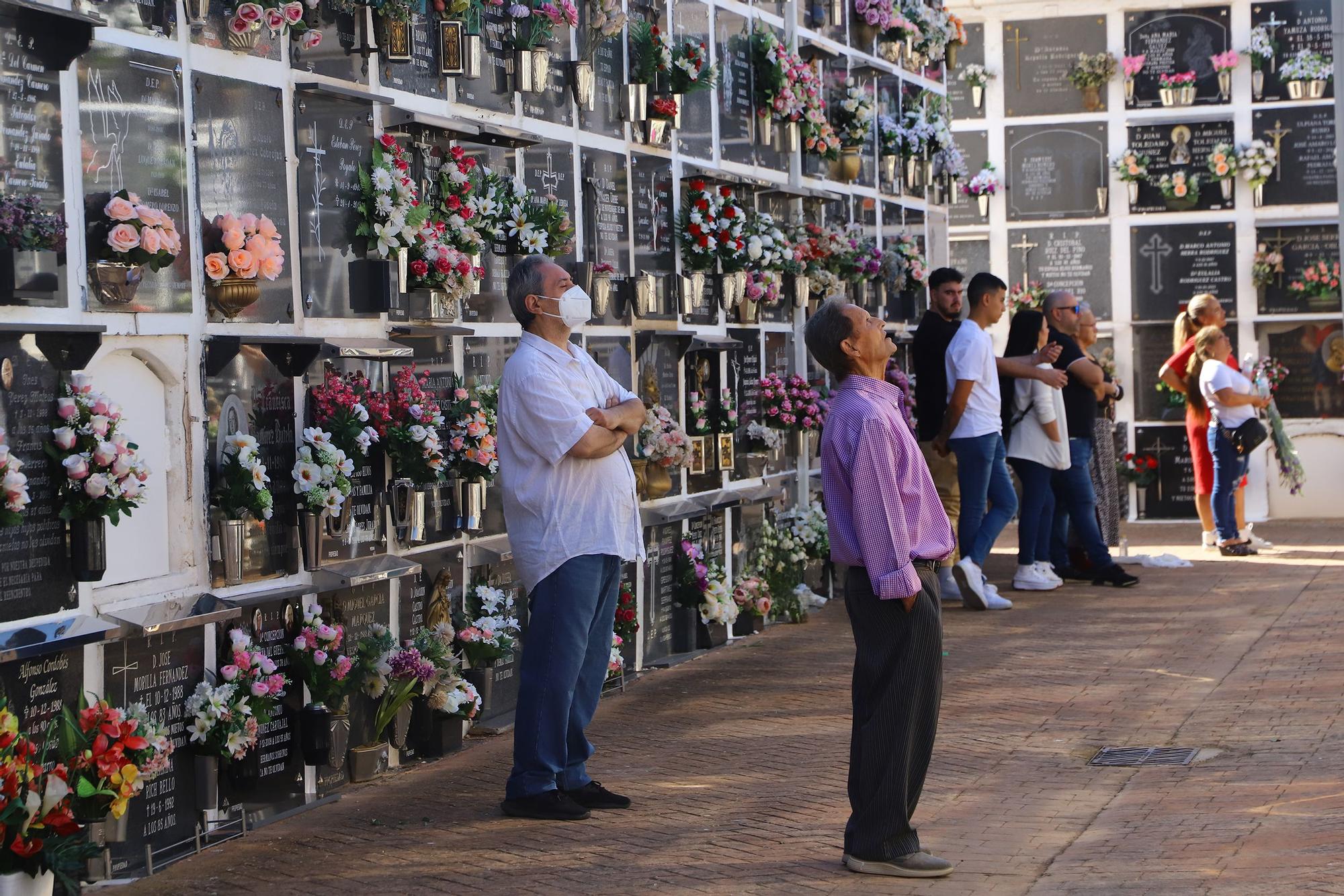 Los cementerios cordobeses cobran vida por el día de Todos los Santos