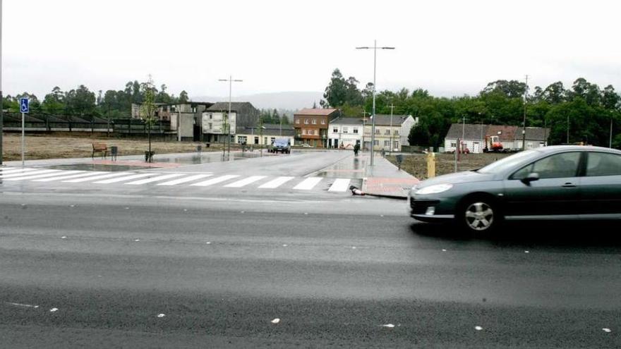 El Concello abrió e iluminó ayer el vial de A Baiuca que une N-640 y Avenida da Torre. // Bernabé / V. Espiño