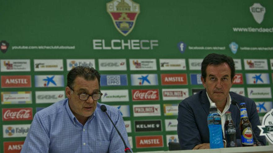 Los máximos dirigentes del Elche durante la lectura del manifiesto tras la decisión de la Liga