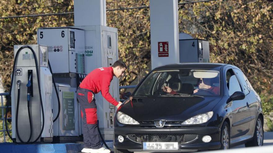 Un coche repostando en una gasolinera de Vigo.