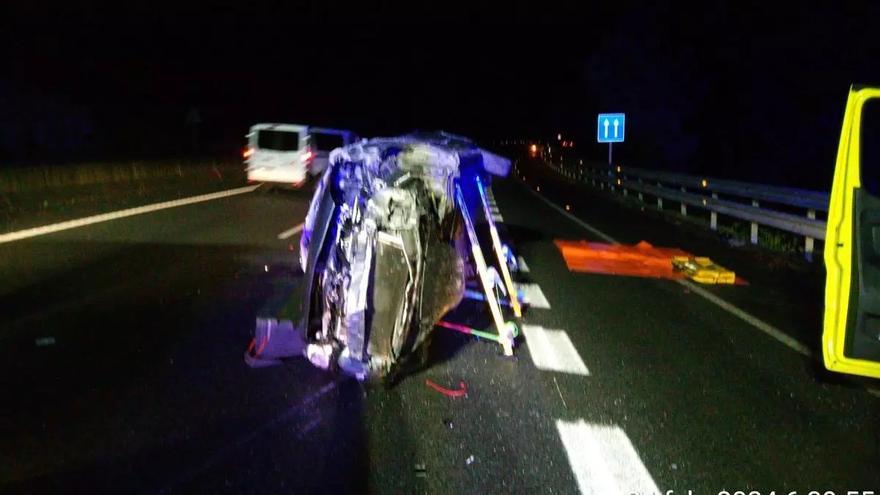 Una persona herida al volcar su coche tras saltarse la mediana de la Autovía en Domaio