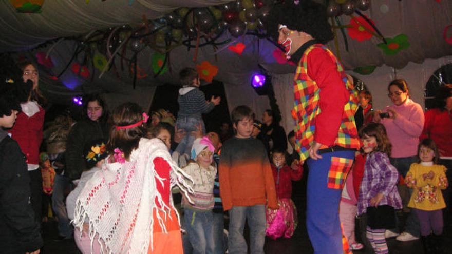 El payaso Piruleto se encargo de animar la fiesta infantil ´Flower Power´ en la carpa del Passeig de ses Fonts.