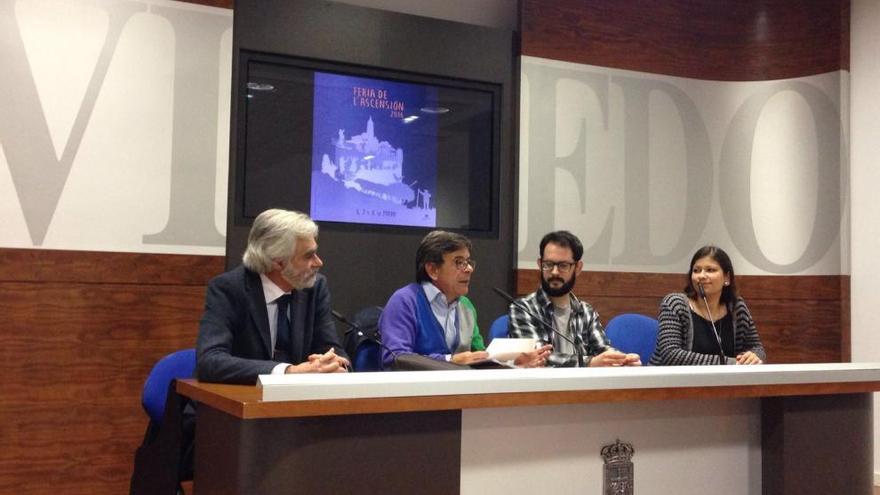 De izquierda a derecha, José Antonio Casanueva (director de la Escuela de Arte de Oviedo), Roberto Sánchez Ramos, Salvador Garrido y Verónica Zapatero, esta mañana en el acto de entrega.