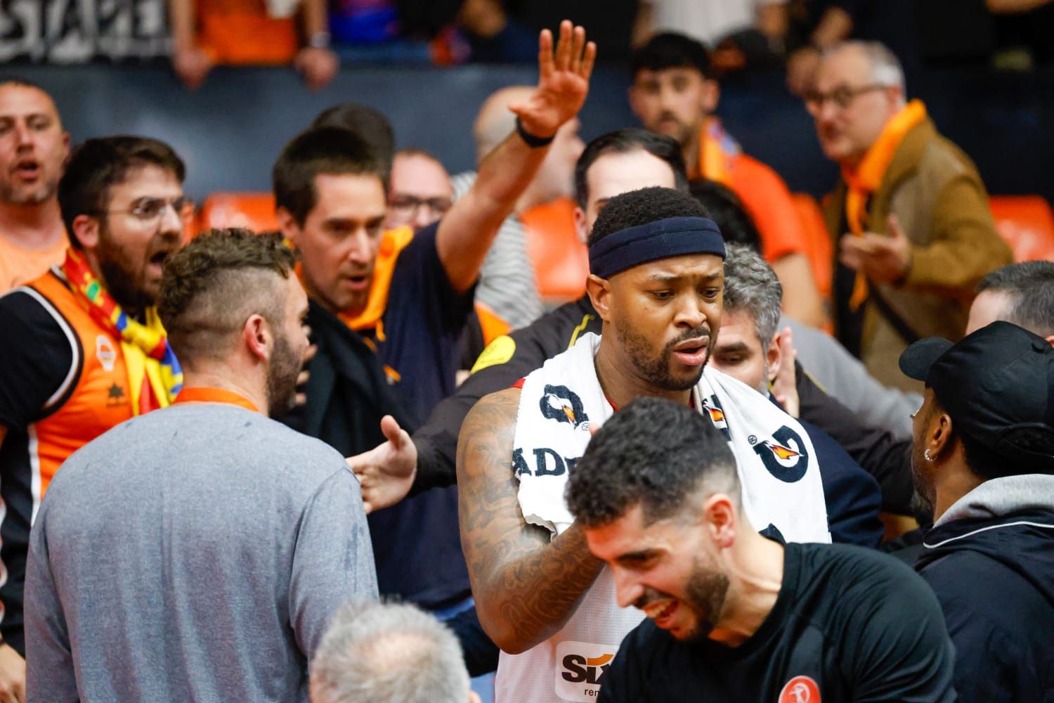 Incidentes en La Fonteta con los jugadores del Hapoel al final del partido