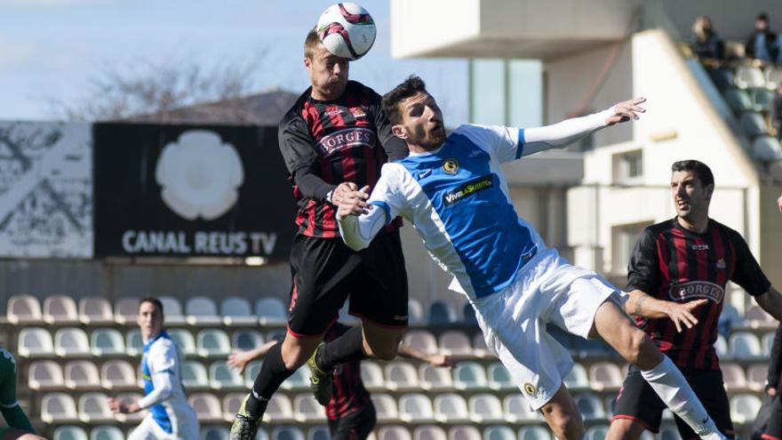 Chechu Flores realiza un ejercicio físico durante su primer entrenamiento con el Orihuela.