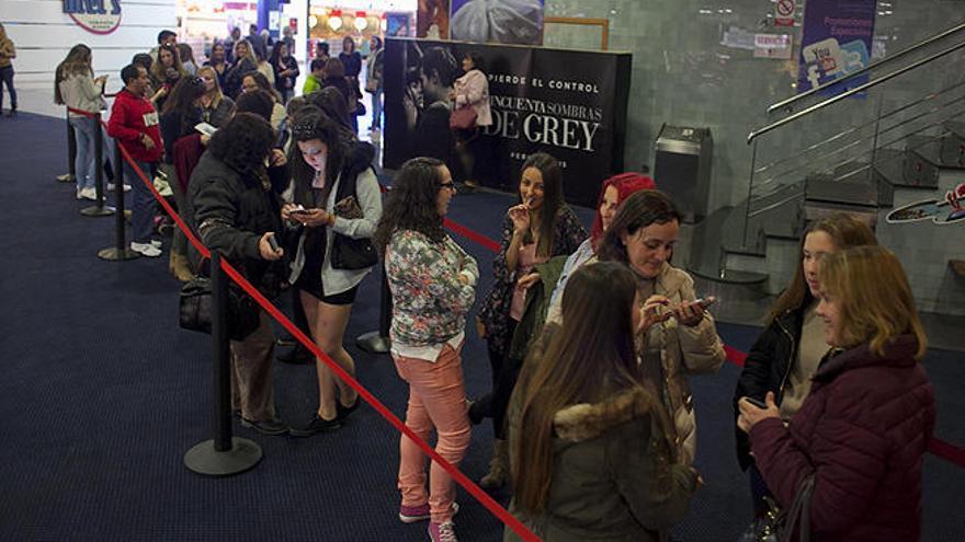 Colas en una sala de cine.