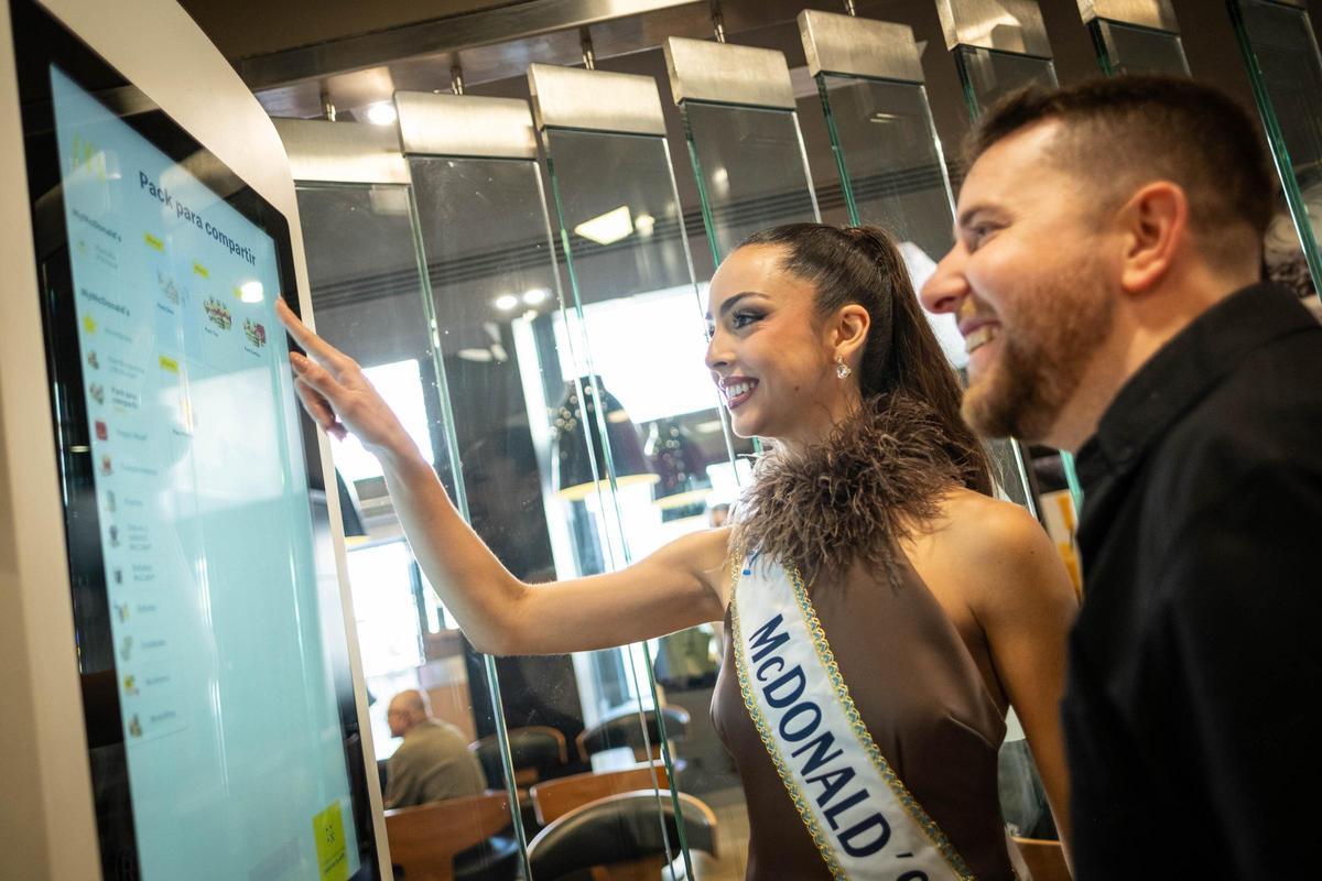 Visita de la candidata a reina de McDonald's y El Día a uno de los restaurantes