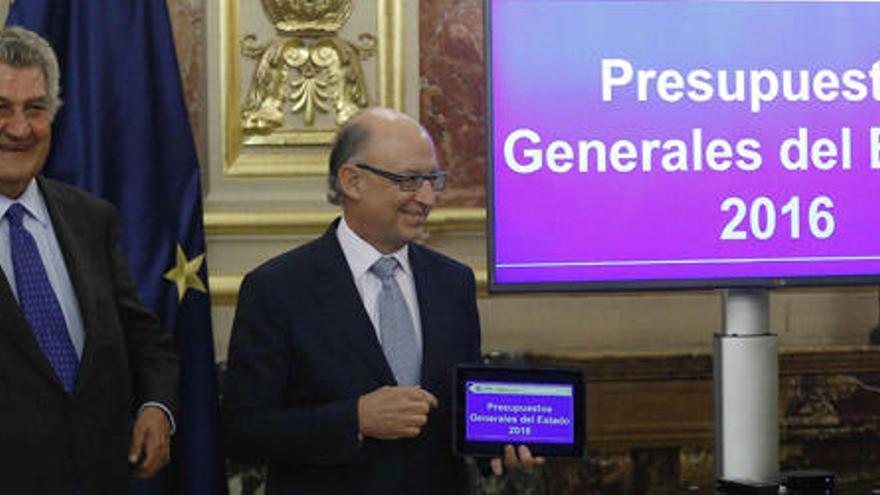 El ministro de Hacienda, Cristóbal Montoro, y el presidente de la Cámara Baja, Jesús Posada, durante el acto de presentación de los presupuestos generales del Estado 2016. Foto: EFE.