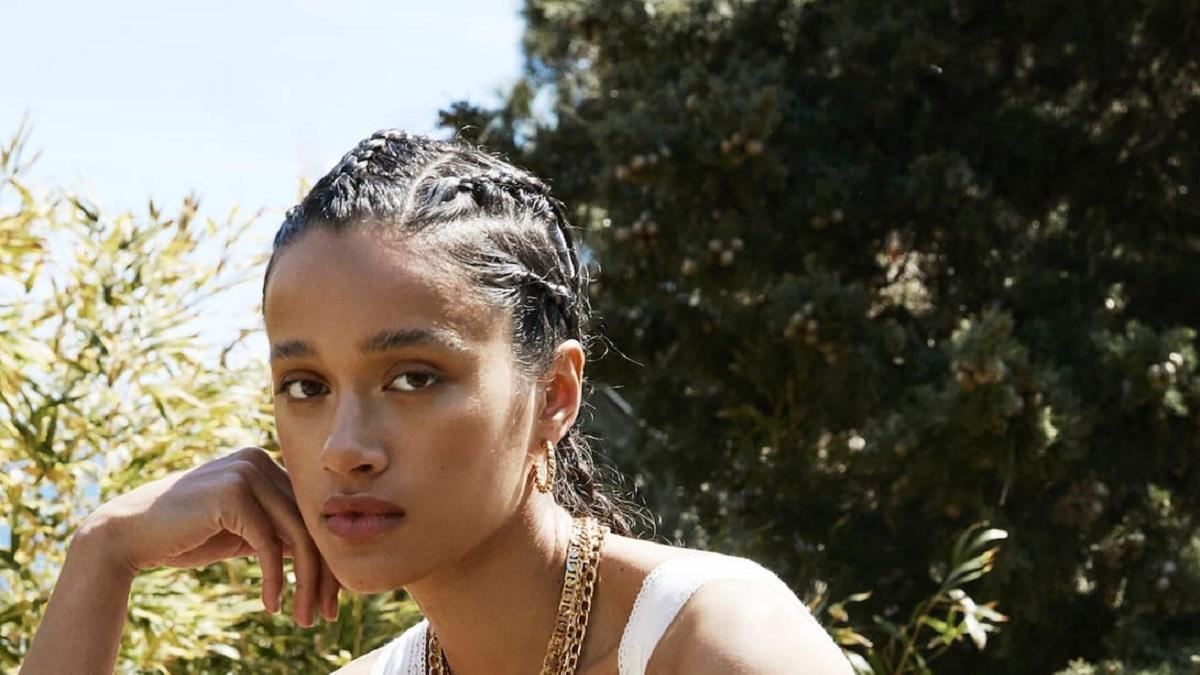 El vestido blanco con puntilla de la colección para adolescentes de Stradivarius