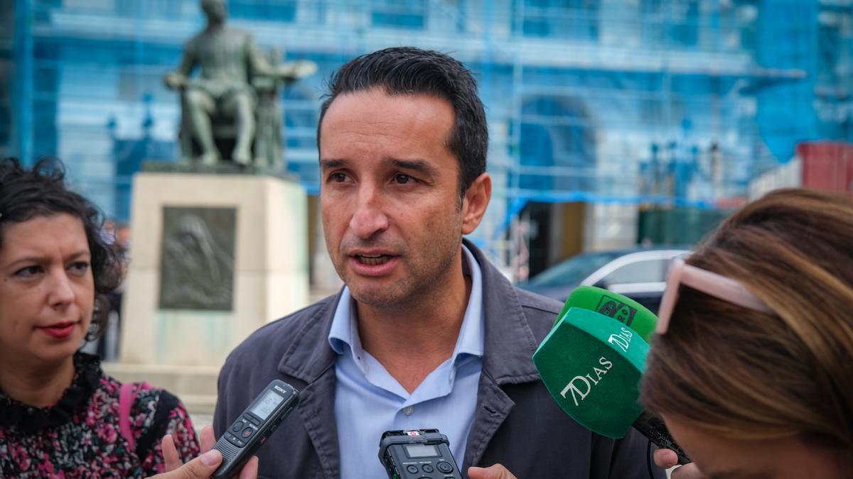 Ricardo Cabezas atiende a los medios tras el escándalo del perfil falso de Javier Gragera.