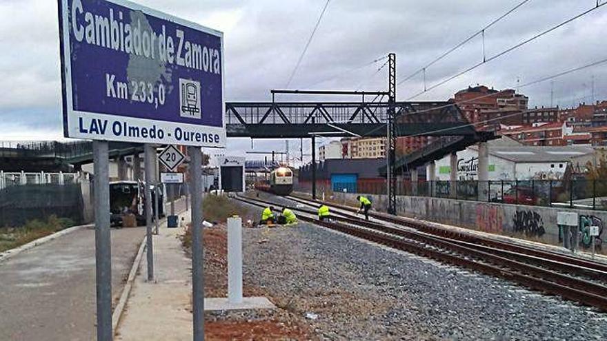 Un grupo de operarios trabaja en la salida norte de la estación de Zamora, antes del túnel del Bolón.